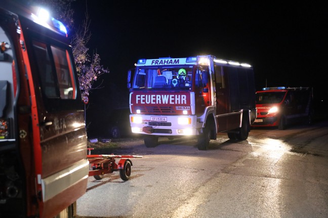 Auto bei Verkehrsunfall in Fraham gegen Baum geprallt