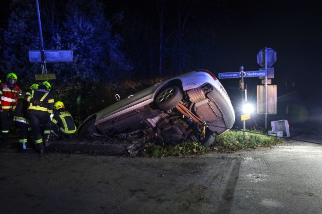 Auto bei Unfall in Scharnstein gegen Brckengelnder gekracht und in Schrglage stecken geblieben