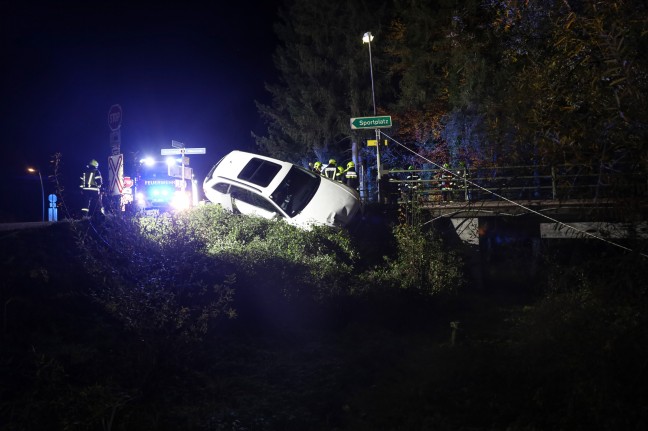 Auto bei Unfall in Scharnstein gegen Brckengelnder gekracht und in Schrglage stecken geblieben