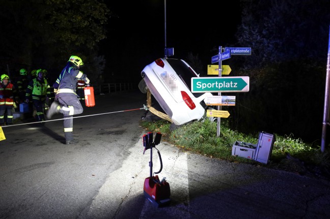 Auto bei Unfall in Scharnstein gegen Brckengelnder gekracht und in Schrglage stecken geblieben