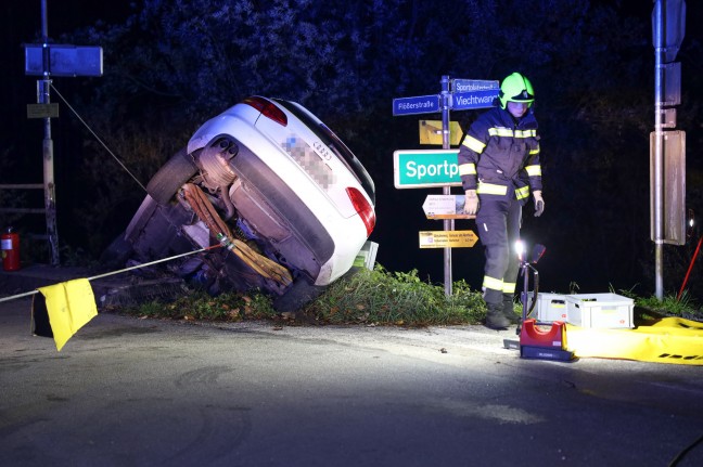 Auto bei Unfall in Scharnstein gegen Brckengelnder gekracht und in Schrglage stecken geblieben