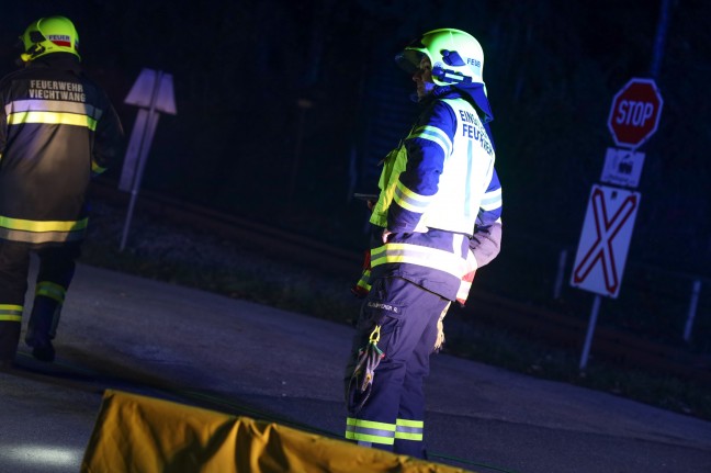 Auto bei Unfall in Scharnstein gegen Brckengelnder gekracht und in Schrglage stecken geblieben