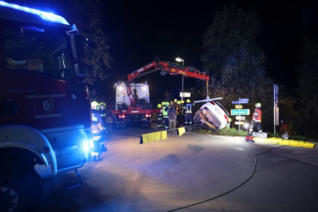 Auto bei Unfall in Scharnstein gegen Brckengelnder gekracht und in Schrglage stecken geblieben