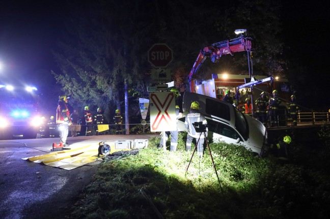 Auto bei Unfall in Scharnstein gegen Brckengelnder gekracht und in Schrglage stecken geblieben