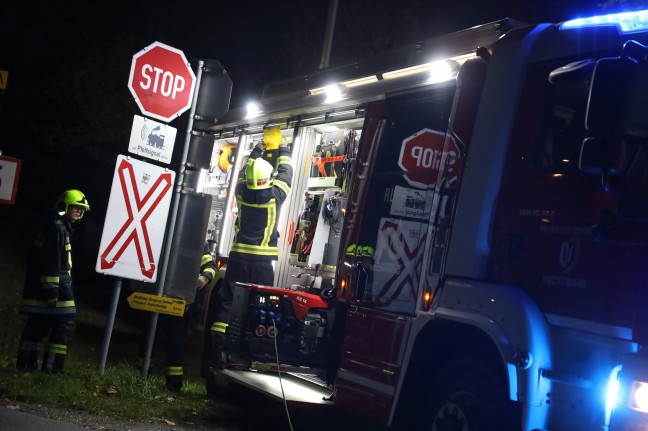 Auto bei Unfall in Scharnstein gegen Brckengelnder gekracht und in Schrglage stecken geblieben