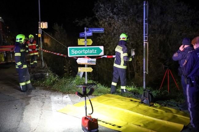 Auto bei Unfall in Scharnstein gegen Brckengelnder gekracht und in Schrglage stecken geblieben