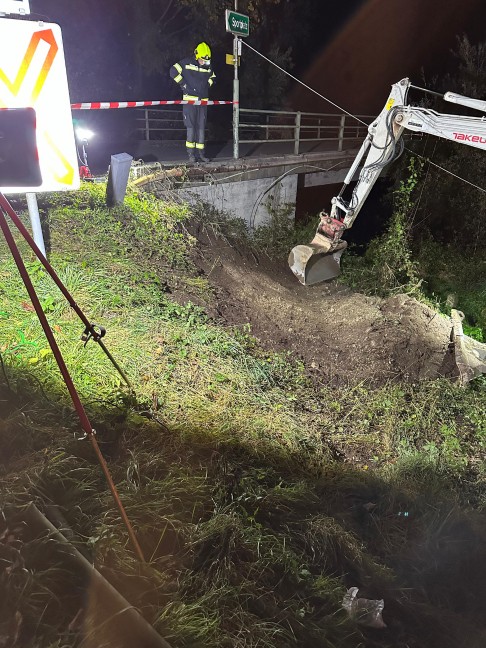 Auto bei Unfall in Scharnstein gegen Brckengelnder gekracht und in Schrglage stecken geblieben