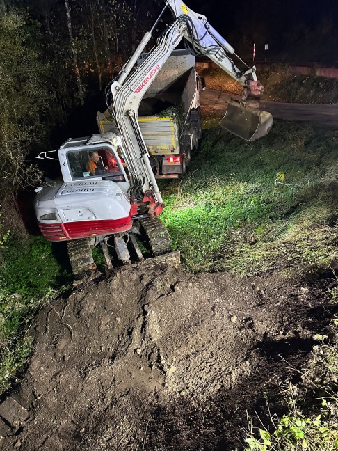 Auto bei Unfall in Scharnstein gegen Brckengelnder gekracht und in Schrglage stecken geblieben