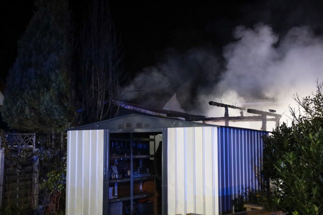 Drei Feuerwehren bei Carport- beziehungsweise Gartenhttenbrand in St. Florian im Einsatz