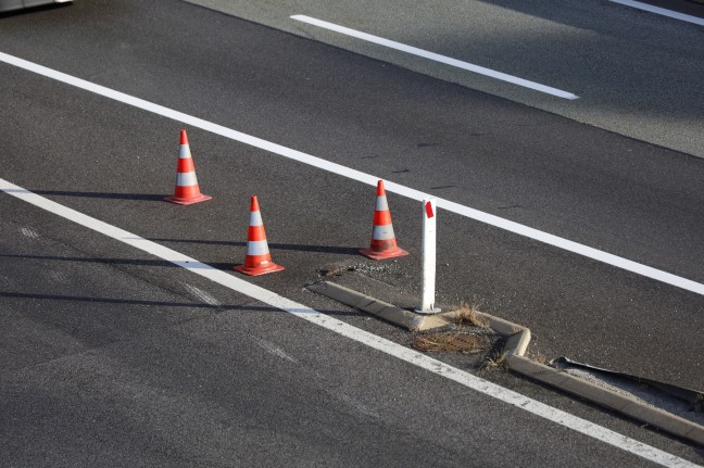 Auto bei Unfall auf Pyhrnautobahn in St. Pankraz von Fahrbahn abgekommen