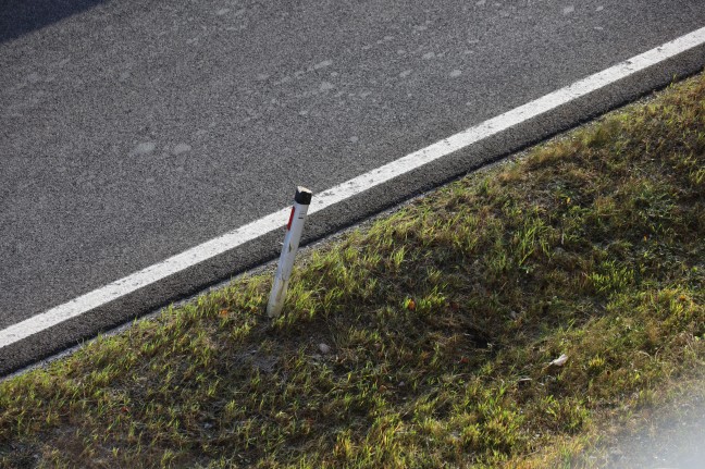 Auto bei Unfall auf Pyhrnautobahn in St. Pankraz von Fahrbahn abgekommen