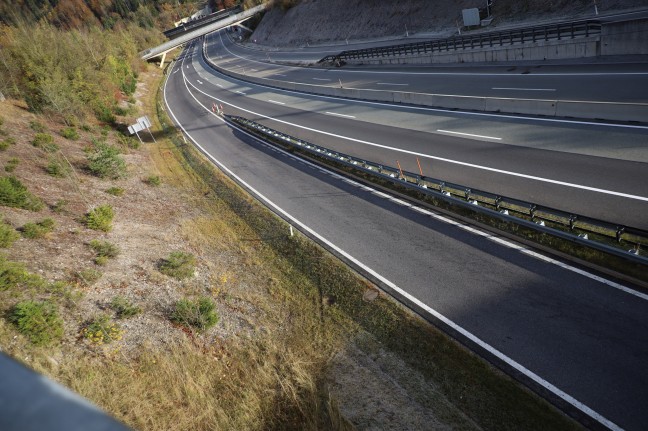 Auto bei Unfall auf Pyhrnautobahn in St. Pankraz von Fahrbahn abgekommen