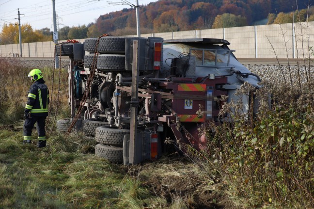 LKW mit heißem Asphalt bei Verkehrsunfall auf Wiener Straße in Redlham umgestürzt