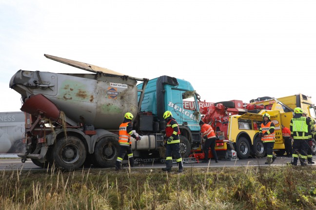 LKW mit heißem Asphalt bei Verkehrsunfall auf Wiener Straße in Redlham umgestürzt