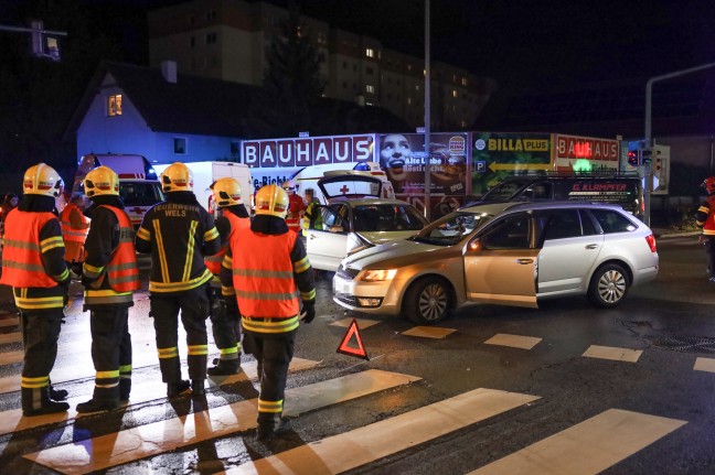 Kreuzungscrash: Grerer Einsatz nach Verkehrsunfall zwischen zwei PKW in Wels-Neustadt