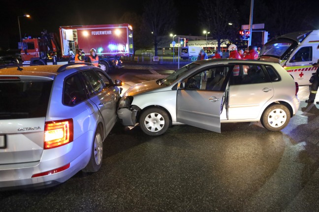 Kreuzungscrash: Grerer Einsatz nach Verkehrsunfall zwischen zwei PKW in Wels-Neustadt