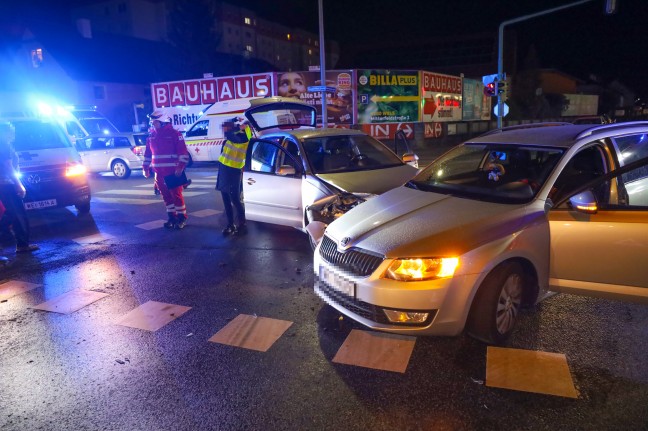 Kreuzungscrash: Grerer Einsatz nach Verkehrsunfall zwischen zwei PKW in Wels-Neustadt