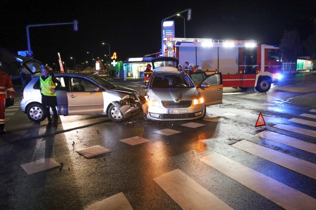 Kreuzungscrash: Grerer Einsatz nach Verkehrsunfall zwischen zwei PKW in Wels-Neustadt