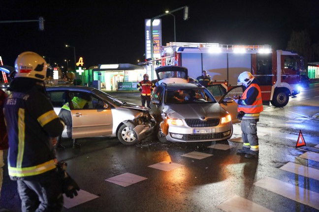 Kreuzungscrash: Grerer Einsatz nach Verkehrsunfall zwischen zwei PKW in Wels-Neustadt