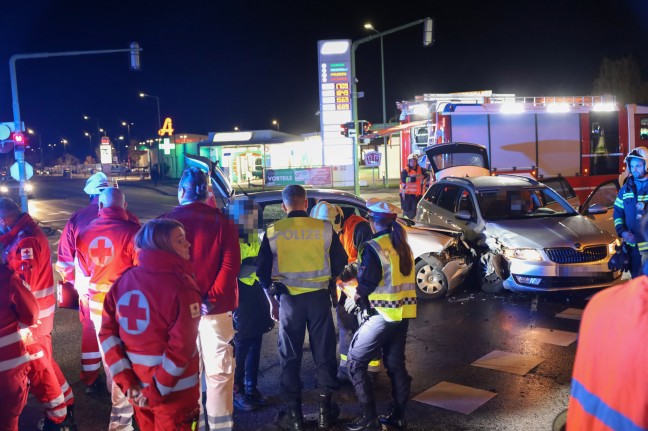 Kreuzungscrash: Grerer Einsatz nach Verkehrsunfall zwischen zwei PKW in Wels-Neustadt