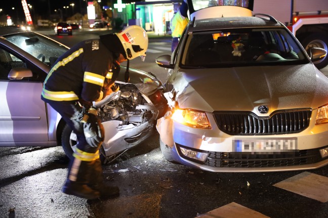 Kreuzungscrash: Grerer Einsatz nach Verkehrsunfall zwischen zwei PKW in Wels-Neustadt