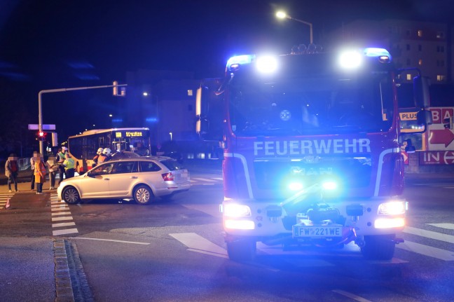 Kreuzungscrash: Grerer Einsatz nach Verkehrsunfall zwischen zwei PKW in Wels-Neustadt