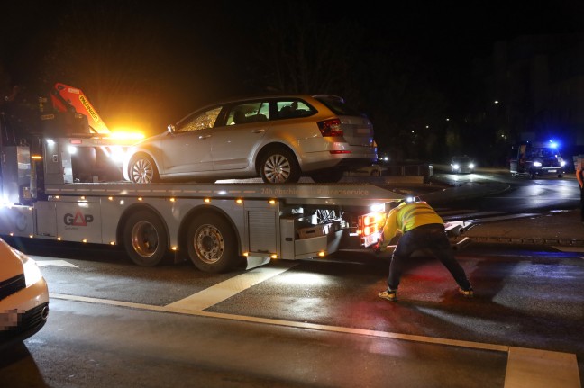 Kreuzungscrash: Grerer Einsatz nach Verkehrsunfall zwischen zwei PKW in Wels-Neustadt