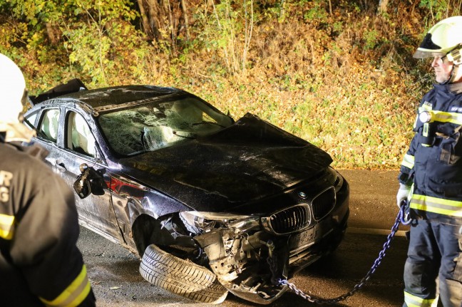 Auto nach berschlag bei Eberschwang am Dach liegend zum Stillstand gekommen