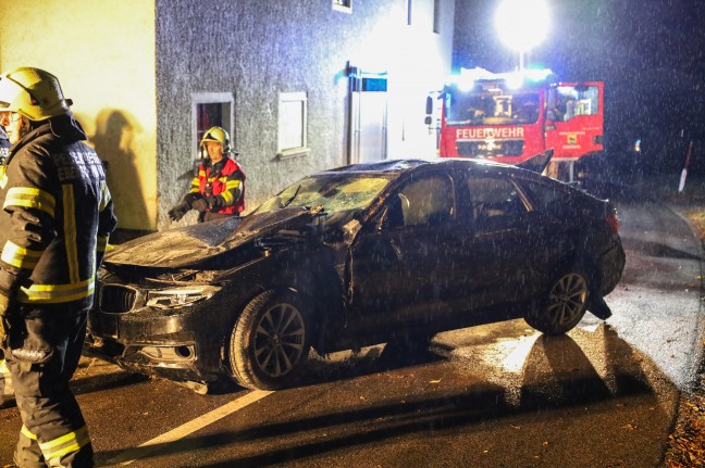 Auto nach berschlag bei Eberschwang am Dach liegend zum Stillstand gekommen