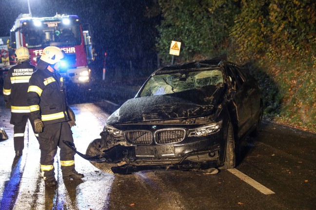 Auto nach berschlag bei Eberschwang am Dach liegend zum Stillstand gekommen