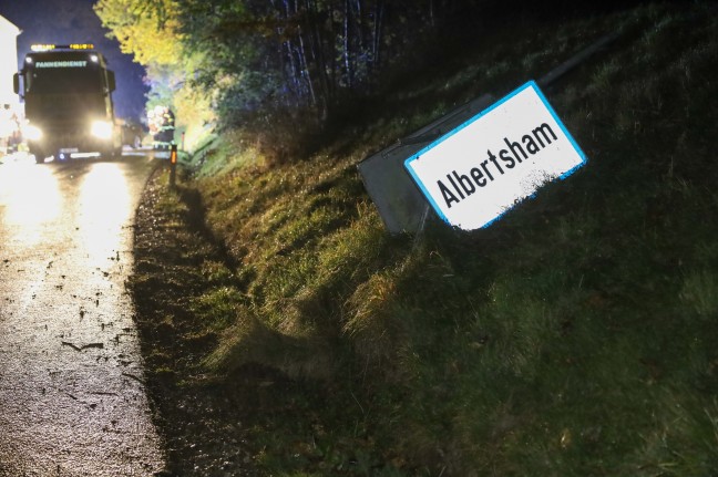 Auto nach berschlag bei Eberschwang am Dach liegend zum Stillstand gekommen