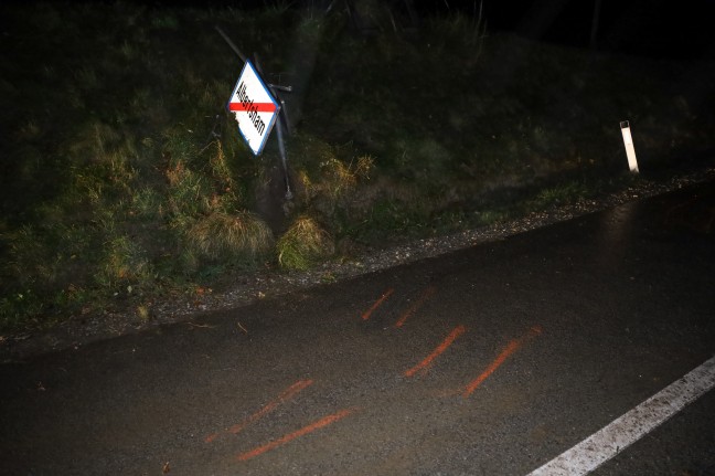 Auto nach berschlag bei Eberschwang am Dach liegend zum Stillstand gekommen