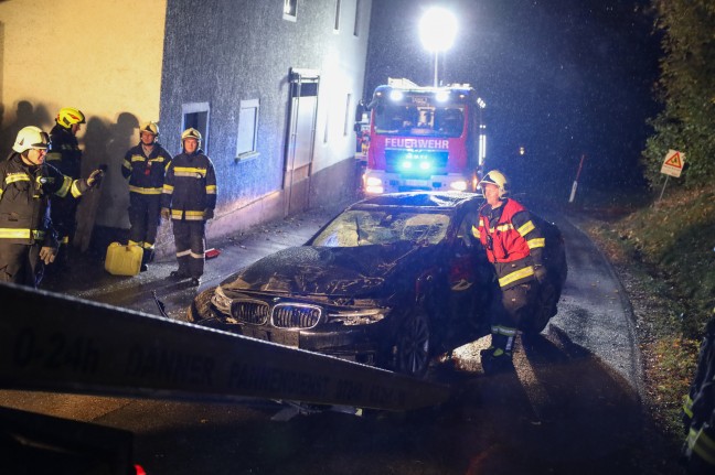 Auto nach berschlag bei Eberschwang am Dach liegend zum Stillstand gekommen