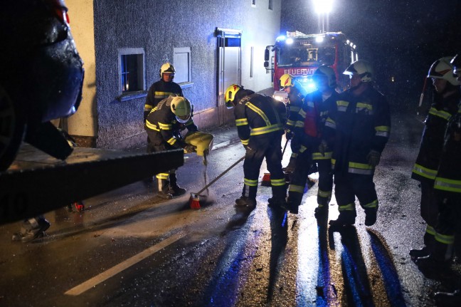 Auto nach berschlag bei Eberschwang am Dach liegend zum Stillstand gekommen