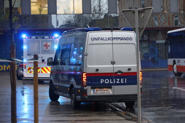 Person in Wels-Innenstadt von Bus erfasst und schwer verletzt - Notarzthubschrauber im Einsatz