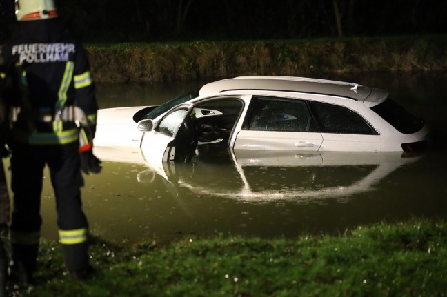 Auto bei Pollham von Straße abgekommen und in Teich gestürzt