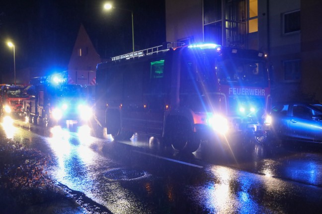 Einsatz der Feuerwehr aufgrund einer rauchenden Steckdose in einer Wohnung in Wels-Pernau