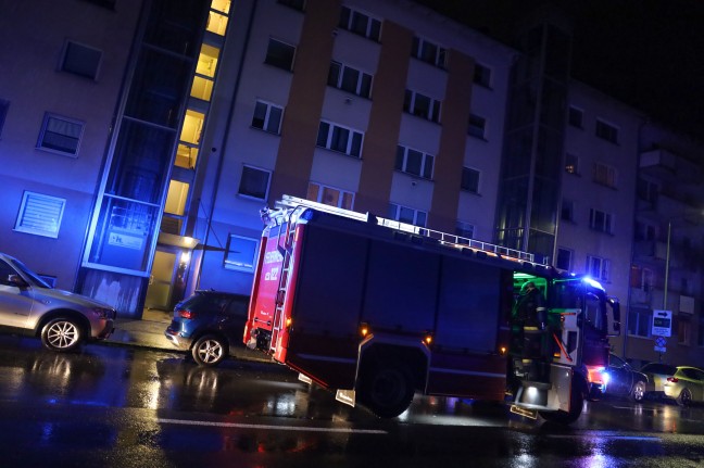 Einsatz der Feuerwehr aufgrund einer rauchenden Steckdose in einer Wohnung in Wels-Pernau