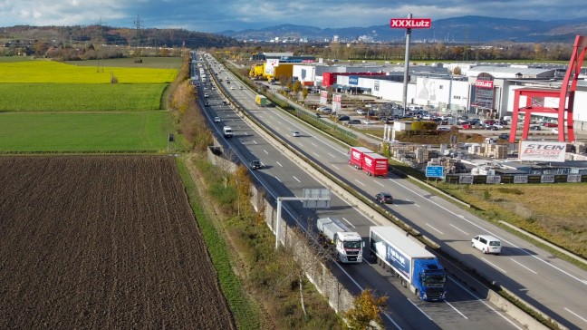 Kleintransporter zerfetzt: Stundenlange Sperre der Westautobahn nach Unfallserie bei St. Florian