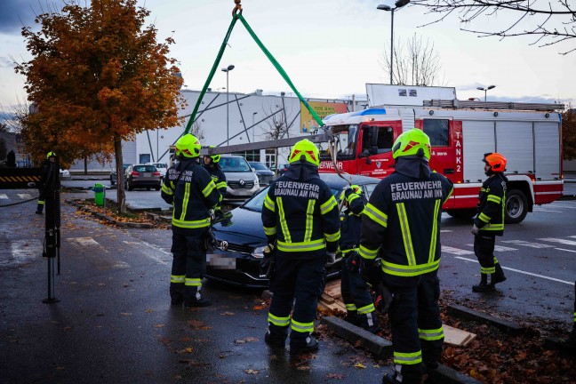 PKW in Braunau am Inn durch Feuerwehr aus Regenwassersickermulde gehoben