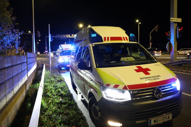 Crash im Kreuzungsbereich zwischen zwei PKW auf Pyhrnpass Strae in Thalheim bei Wels