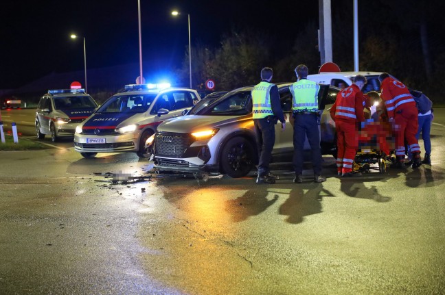 Crash im Kreuzungsbereich zwischen zwei PKW auf Pyhrnpass Strae in Thalheim bei Wels