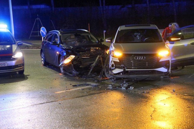 Crash im Kreuzungsbereich zwischen zwei PKW auf Pyhrnpass Strae in Thalheim bei Wels