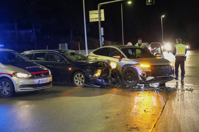 Crash im Kreuzungsbereich zwischen zwei PKW auf Pyhrnpass Strae in Thalheim bei Wels