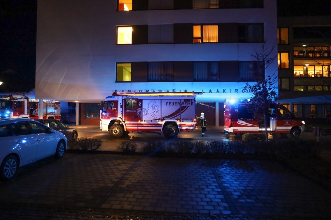 Brandgeruch in Seniorenheim: Lngere Ursachensuche durch Einsatzkrfte der Feuerwehr in Laakirchen