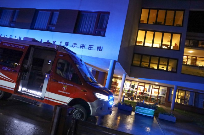 Brandgeruch in Seniorenheim: Lngere Ursachensuche durch Einsatzkrfte der Feuerwehr in Laakirchen