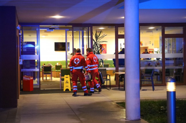 Brandgeruch in Seniorenheim: Lngere Ursachensuche durch Einsatzkrfte der Feuerwehr in Laakirchen