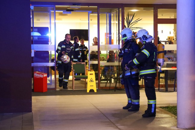 Brandgeruch in Seniorenheim: Lngere Ursachensuche durch Einsatzkrfte der Feuerwehr in Laakirchen