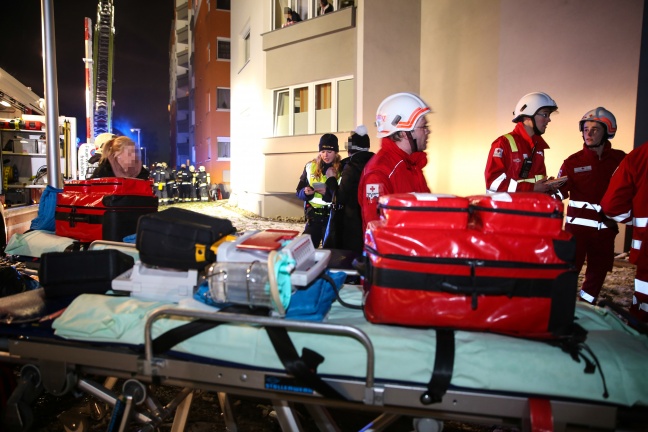 Wohnungsbrand mit 18 Verletzten in Wels-Neustadt sorgt für Großeinsatz