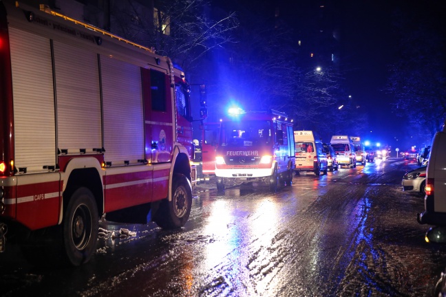 Wohnungsbrand mit 18 Verletzten in Wels-Neustadt sorgt für Großeinsatz